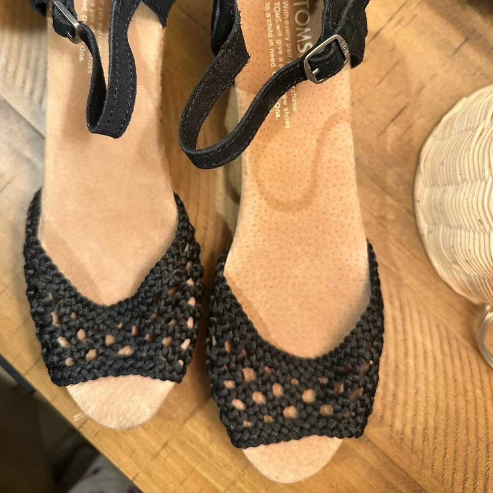 Tom's Platform Wedge Black Woven Crochet Shoes Women's Size 9W